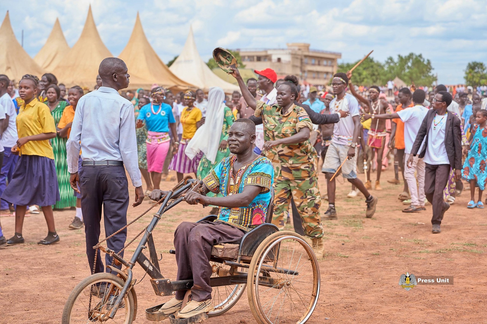 Thousands of jubilant South Sudanese citizens lined the streets of Wau and packed Wau Stadium on Friday to welcome the President of the Republic, His 